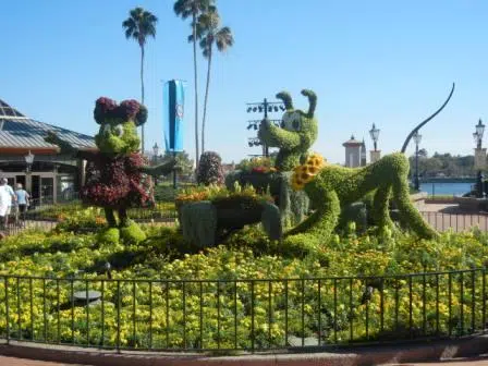Minnie Mouse Pluto Topiary Epcot Disney