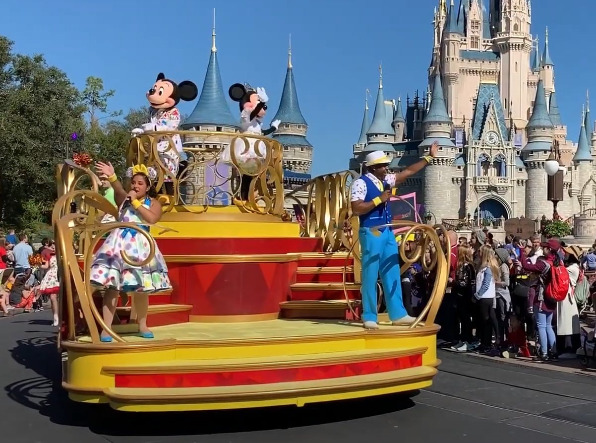 Move It! Shake It! MousekeDance It! Street Party Parade